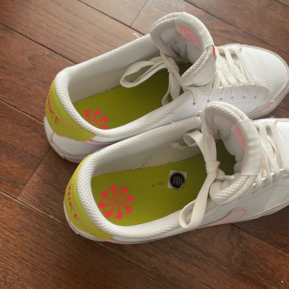 Nike shoes - Picture 2 of 6